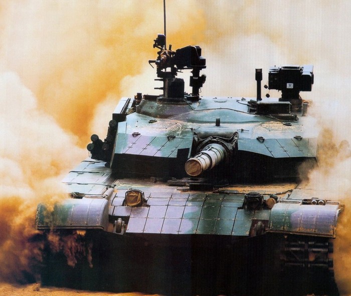 Năm 1970, thất bại thảm hại sau khi xung đột biên giới với Liên Xô (năm 1969), Trung Quốc nhận thấy rằng tất cả các xe tăng của họ, vốn đều dựa trên nguyên mẫu dòng xe tăng nổi tiếng T-54 của Liên Xô viện trợ cho khi quan hệ còn nồng ấm, hoàn toàn không có cửa thắng khi đối đầu với các dòng tăng Liên Xô như T-62, T-64 và đặc biệt là T-72, loại xe tăng mới nhất khi đó. ẢNH: Tăng Type-99 của Lục quân Trung Quốc